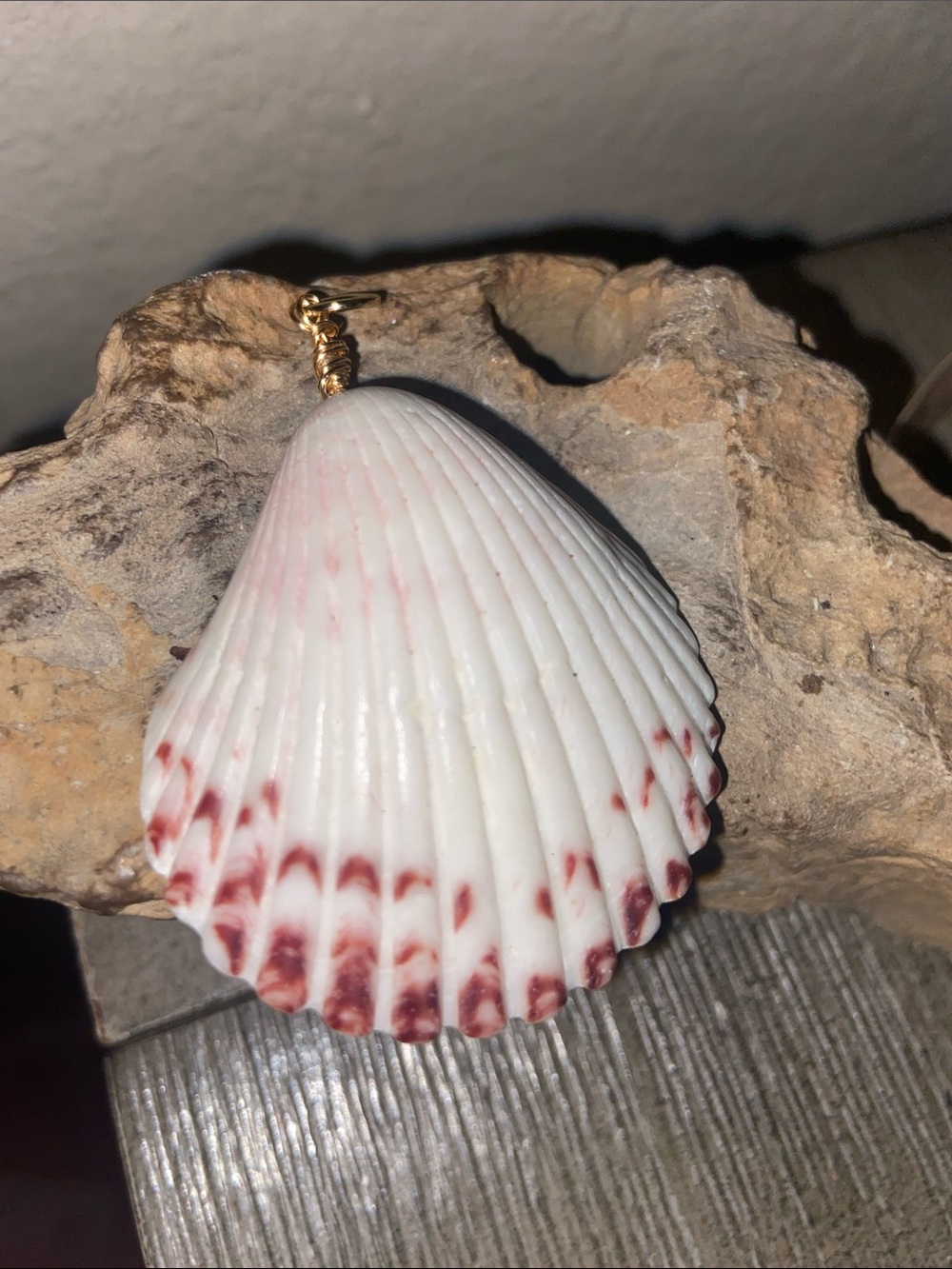 5/$10❤️❤️❤️NEW Handmade White & Maroon Calico Scallop Shell Pendant